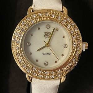 Brand new white watch quartz, comes in black box